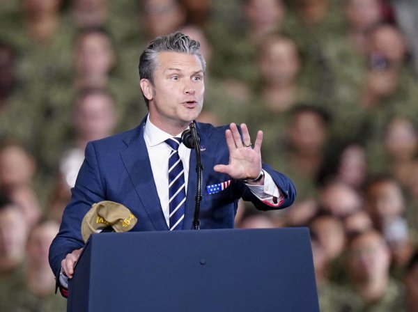 Verkündet schon wieder einen tödlichen US-Angriff auf ein Boot im Pazifik - Pentagon-Chef Hegseth. - © ---/kyodo/dpa