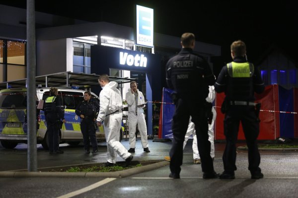 Vor zehn Tagen sichern Beamte Spuren auf einem Parkplatz in Lemgo. Im Kassenbereich des Supermarktes war ein 16-Jähriger getötet worden. (Archivbild) - © Christian Müller/dpa