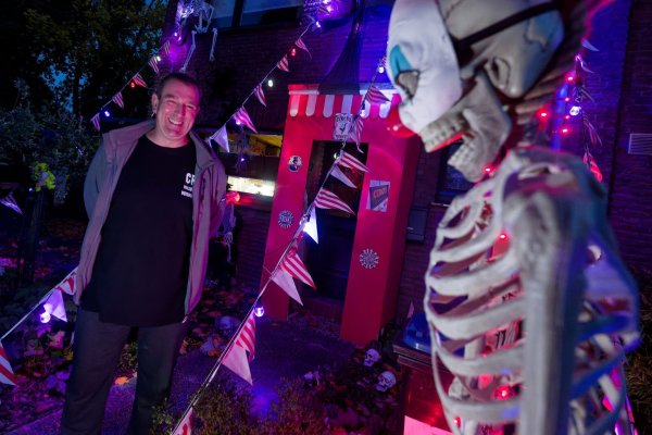 Er hat gut lachen: Dieses Jahr ist das Motto in Sven Wagners Halloween-Haus «Freak Circus». - © Henning Kaiser/dpa