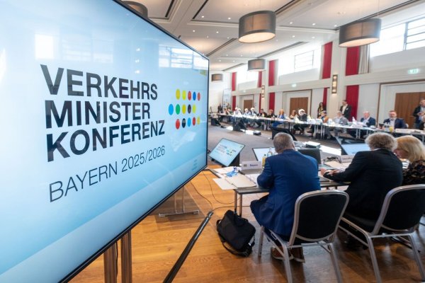 Beim Deutschlandticket stellte die Verkehrsministerkonferenz die Weichen für einen Preismechanismus, der ab 2027 gelten soll. - © Armin Weigel/dpa