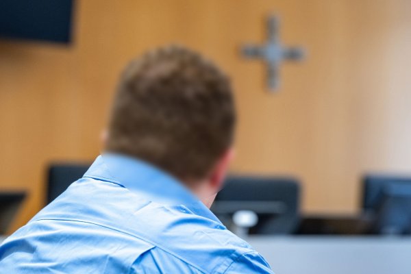 Mit Desinfektionsmittel als Brandbeschleuniger zündete ein 33-Jähriger in Landshut nach Überzeugung der Richter die Haare seiner pflegebedürftigen Großmutter an. Die Seniorin erlag knapp vier Wochen nach der Tat ihren Verletzungen. Jetzt ist der Mann verurteilt worden. - © Armin Weigel/dpa