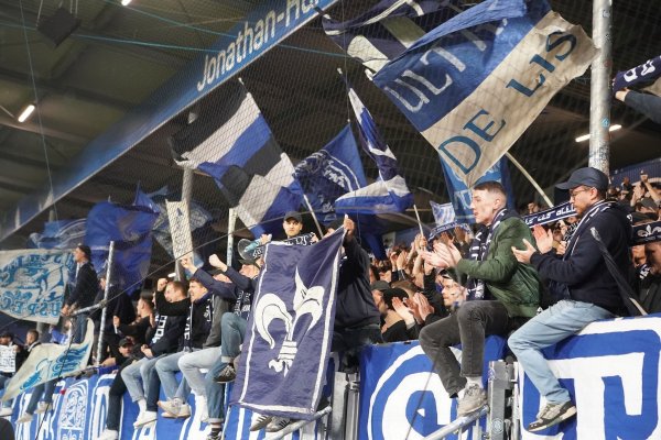 Die Fans stellten in Darmstadt zwischendurch ihre Unterstützung ein. - © Marc Schüler/dpa