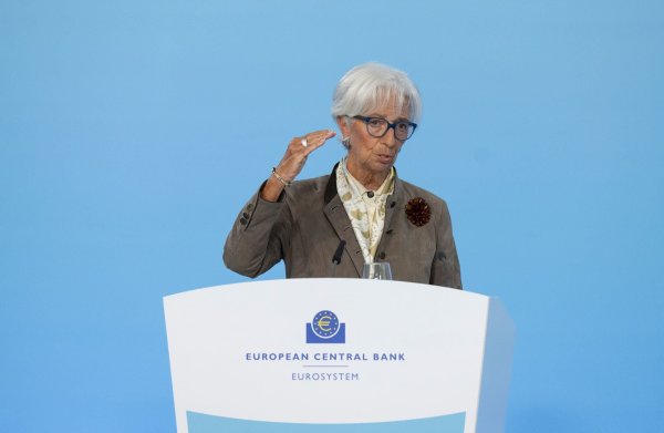EZB-Präsidentin Lagarde hält sich in einer Welt voller Krisen alle Optionen offen. (Archivbild) - © Boris Roessler/dpa