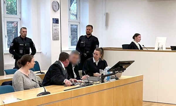 Der verurteilte Lehrer hat sich bei seiner früheren Schülerin für den sexuellen Missbrauch entschuldigt. (Archivbild) - © Annett Gehler/dpa