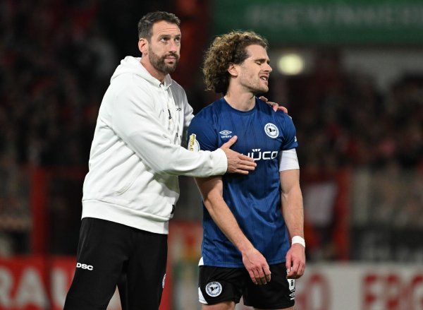 Bielefelds-Trainer Kniat tröstet seinen Spieler Corboz (r.) - © Soeren Stache/dpa