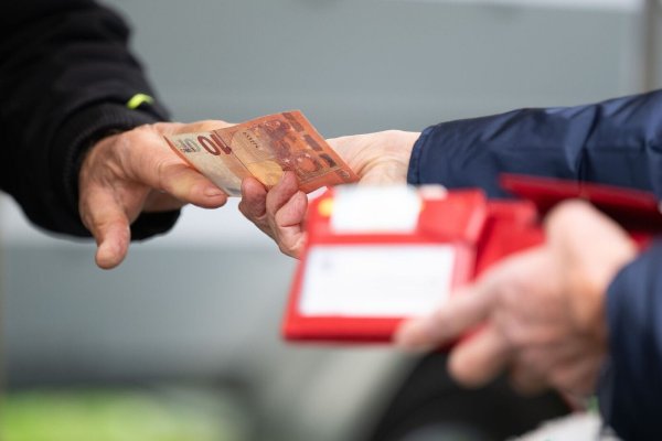Lebensmittel und Dienstleistungen sind teils deutlich teurer als vor einem Jahr, das spüren die Menschen im Geldbeutel. (Symbolbild) - © Sebastian Kahnert/dpa