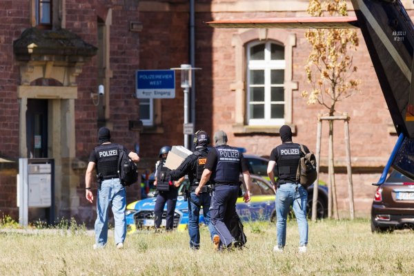 Kurz nach dem Angriff in Bielefeld wurde der mutmaßliche Täter in Karlsruhe einem Haftrichter vorgeführt. Hier tragen Polizisten Akten vom Helikopter zu einem Fahrzeug. (Archivbild) - © Philipp von Ditfurth/dpa