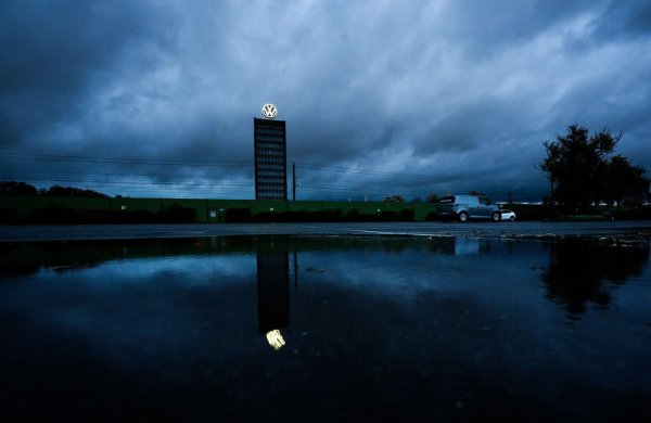 VW in Wolfsburg rutscht in die roten Zahlen - wegen der Probleme bei Porsche. (Archivbild) - © Julian Stratenschulte/dpa
