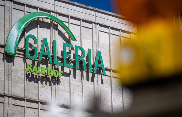 Hinter der Warenhauskette liegen schwierige Jahre. Im Sommer 2024 war das vorerst letzte Insolvenzverfahren aufgehoben worden. - © Monika Skolimowska/dpa