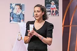 Thea Broszio aus Bielefeld präsentiert mit dem "Mama Cooling Gel" ein kühlendes Gel gegen Milchstau. - © RTL Deutschland