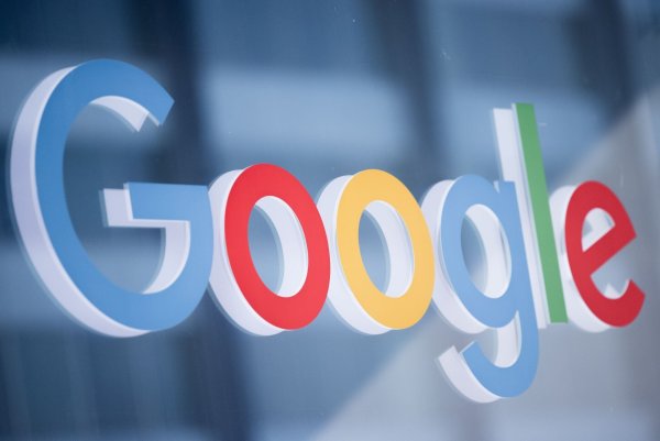 Jahrelang schien die Dominanz von Google im Suchmaschinenmarkt unantastbar. Könnten mit dem Auftauchen von Chatbots wie ChatGPT die Karten noch einem neu gemischt werden? - © Rolf Vennenbernd/dpa
