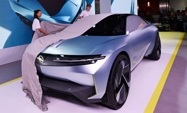 Opel enthüllt das elektrische Konzeptauto Experimental beim Pressetag der Auto- und Verkehrsmesse IAA. - © Martin Schutt/dpa/dpa-tmn
