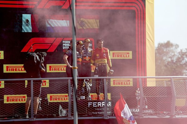 Auch beim Grand Prix von Italien landeten Max Verstappen (M) und Sergio Perez (l) auf dem Podium. - © Hasan Bratic/dpa