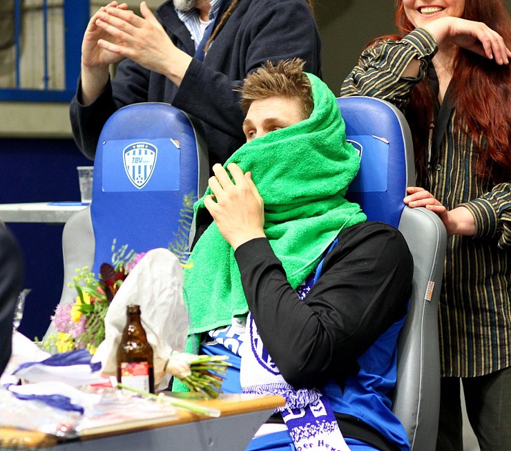 Versteckt seine Rührung: Finn Lemke schwitze nach dem Spiel unter einem Handtuch aus. - © Hagemann