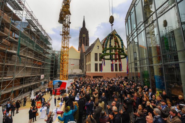 Feierlich: Beim Richtfest bejubelten Hunderte die Restauration von historischen Gebäuden in der Frankfurter Altstadt. - © dpa