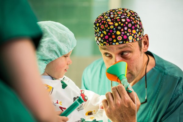 Keine Schmerzen: Die Anästhesie erspart auch Kindern manches. Am Klinikum Lippe hat sich Dr. Lutz Müller-Lobeck besonders auf die Bedürfnisse der jüngsten Patienten eingestellt. - © Privat