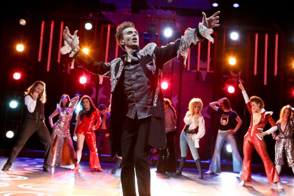Tolles Ensemble: Gaëtan Chaillly und die Tänzer der Ballett-Compagnie des Landestheaters auf der Bühne. - © Landestheater/Hupfeld