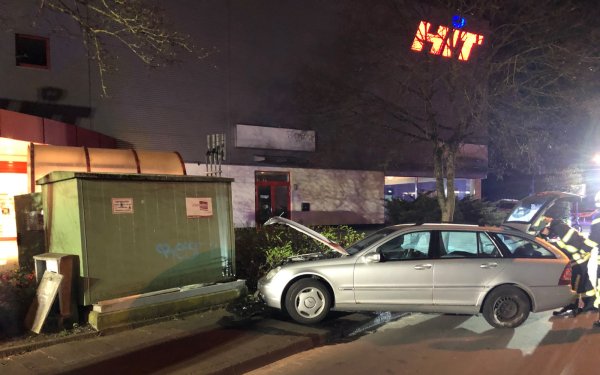 Verkehrsunfall mit Gasdruckregelanlage am HIT-Markt in Bad Salzuflen-Schötmar. - © Feuerwehr Salzuflen