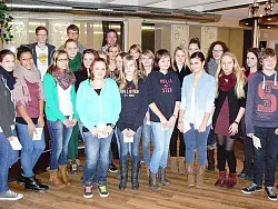 Sie stehen ab jetzt ihren Turnvereinen in Lippe als Gruppenhelfer zur Verfügung. Hinten Mitte LTJ- Vorsitzender Falk Leimkühler. - © Foto: Buhrig