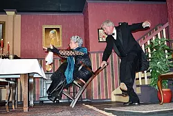 Reinhild Blum als Miss Sophie und Detlef von der Heide als Butler James. - &copy; Foto: Blum