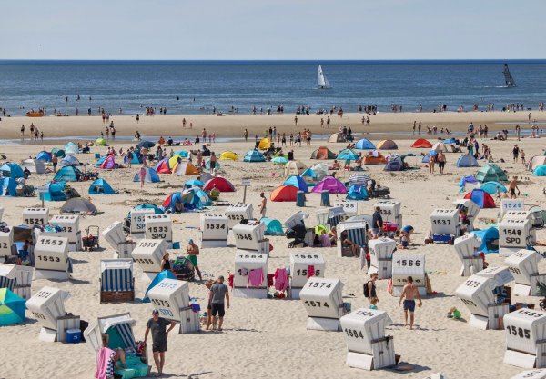 Eine Woche am Strand - oder auch nur bei Freunden - ist für viele Menschen zu teuer. (Archivbild) - © Georg Wendt/dpa