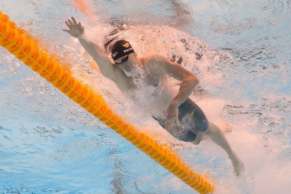 Lukas Märtens hat die WM-Goldmedaille über 400 Meter Freistil gewonnen. - © Lee Jin-man/AP/dpa