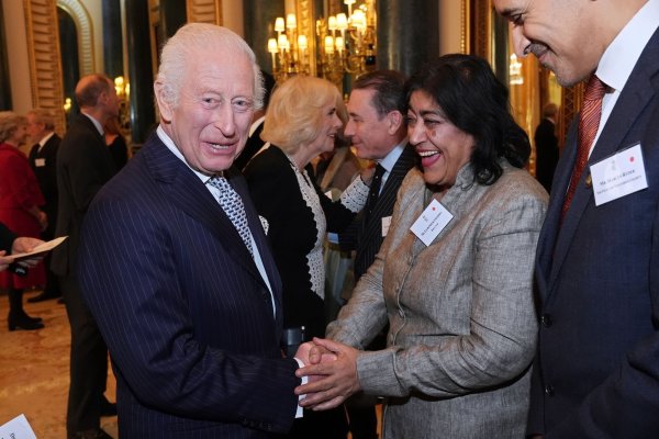Gurinder Chadha mit König Charles III. im November 2024 bei einem Empfang. - © Aaron Chown/PA Pool via AP/dpa