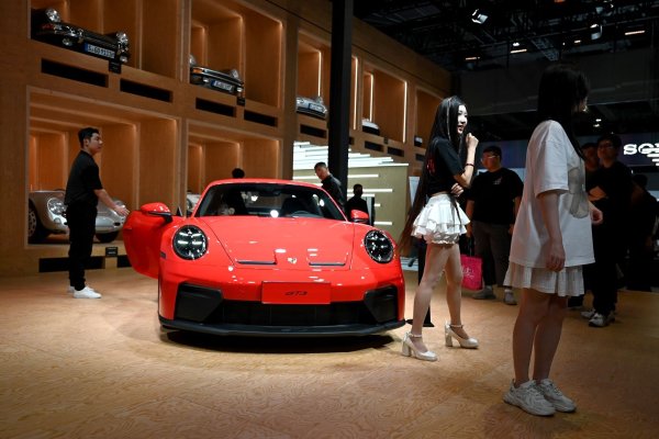 In China sind einige deutsche Autobauer im Luxussegment unterwegs und damit von der neuen Regelung betroffen. (Symbolbild) - © Johannes Neudecker/dpa