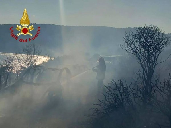 Seit frühen Nachmittag ist die Feuerwehr im Einsatz. - © -/Vigili del Fuoco/dpa