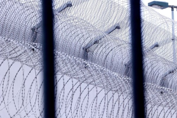 Viele Gefängnisse in Deutschland sind laut einer Umfrage am Rande ihrer Kapazität. (Symbolfoto) - © David Young/dpa