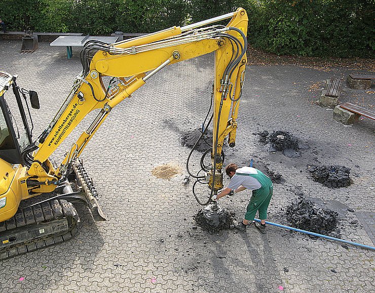 Die erste Bohrung in der Mitte markiert die Einschlag