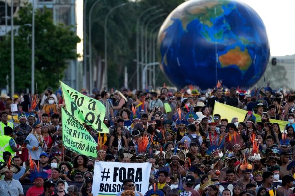 Indigene Menschen aus dem ganzen Land nehmen am 06.04.2022 an einem Protest in Brasilia teil. - © Eraldo Peres/AP/dpa