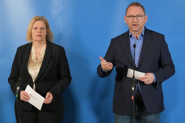 In NRW gilt der Abschluss für rund 640.000 Beschäftigte. Nancy Faeser (SPD, l), geschäftsführende Bundesministerin für Inneres und Heimat, und Frank Werneke, Vorsitzender der Gewerkschaft Verdi. - © Michael Bahlo/dpa