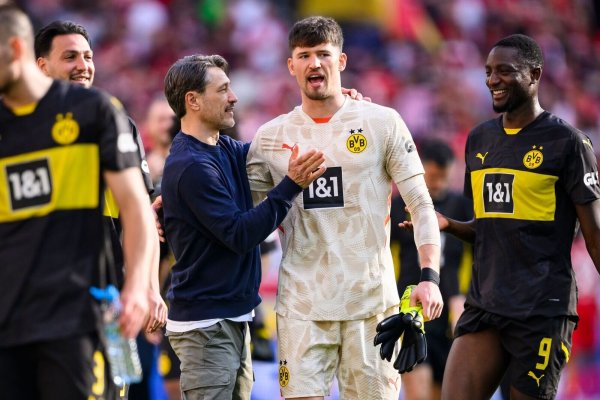 Glückwünsche vom Coach: Niko Kovac gratuliert Torhüter Gregor Kobel. - © Tom Weller/dpa