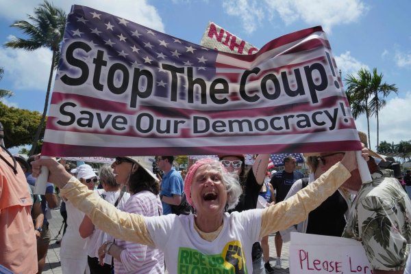 Tausende Amerikaner gehen gegen Trumps Politik auf die Straßen. - © Marta Lavandier/AP/dpa