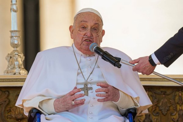 Überraschung in Rom: Kranker Papst spricht kurz zu den Gläubigen. - © Andrew Medichini/AP/dpa