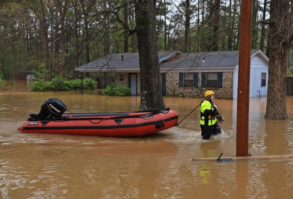 Teilweise kamen die Rettungskräfte nur noch per Boot voran. - © Colin Murphey/Arkansas Democrat-Gazette/AP/dpa