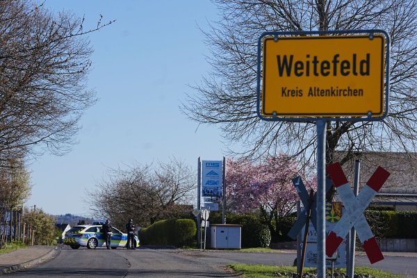 In den frühen Morgenstunden wurden in Weitefeld drei Tote gefunden. Was ist geschehen? - © Thomas Frey/dpa