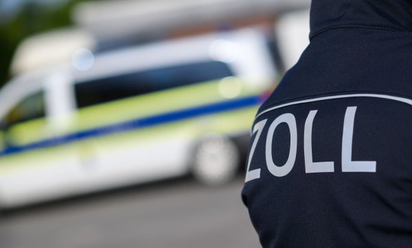 Gemeinsam mit der Polizei führen unter anderem Zoll, Steuerfahndung, Ordnungsamt und Staatsanwaltschaft die Kontrollen durch - und werden fündig. (Symbolbild) - © Julian Stratenschulte/dpa