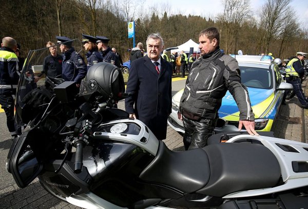 Zum Start der diesjährigen Motorradsaison mahnte Innenminister Herbert Reul mehr Vorsicht an. (Archivbild) - © Oliver Berg/dpa