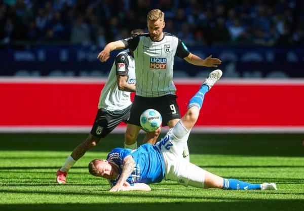 Schalke tat sich schwer gegen den Aufsteiger - © Bernd Thissen/dpa