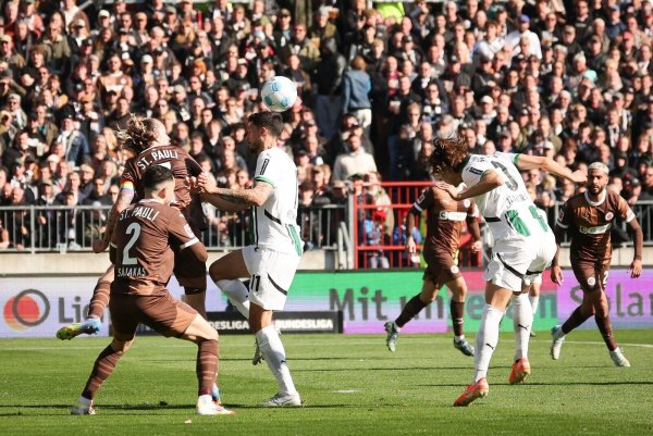 Mönchengladbachs Ko Itakura (r) trifft zum 1:0 für die Borussia. - © Christian Charisius/dpa