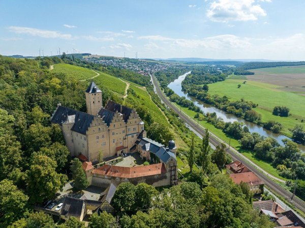 Sommerlicher Blick auf Schloss Mainberg bei Schweinfurt (Luftaufnahme mit einer Drohne). Die Gemeinde Schonungen in der Nähe von Schweinfurt sucht einen neuen Besitzer für das Schloss Mainberg, in dem Gunter Sachs geboren wurde. - © -/DSK Deutsche Stadt- und Grundstücksentwicklungsgesellschaft mbH/dpa