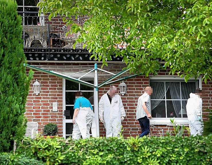Ermittler in Schutzanzügen durchsuchen in Oetinghausen das Haus, in dem Inge R. erschlagen wurde, den Garten und die gesamte Umgebung des Tatortes. - © FOTO: FRANK-MICHAEL KIEL-STEINKAMP