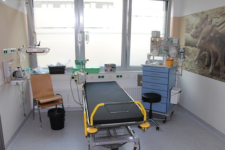 Geräumig: Genügend Platz für Personal und Angehörige der keinen Patienten zeichnet die neuen Behandlungsräume aus. - © Benjamin Marquardt