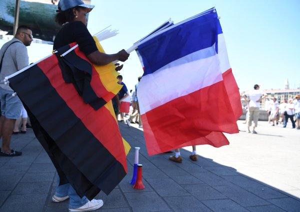 Vor dem Halbfinalspiel werden in Marseille Flaggen für beide Parteien zum Verkaufsschlager. - © dpa