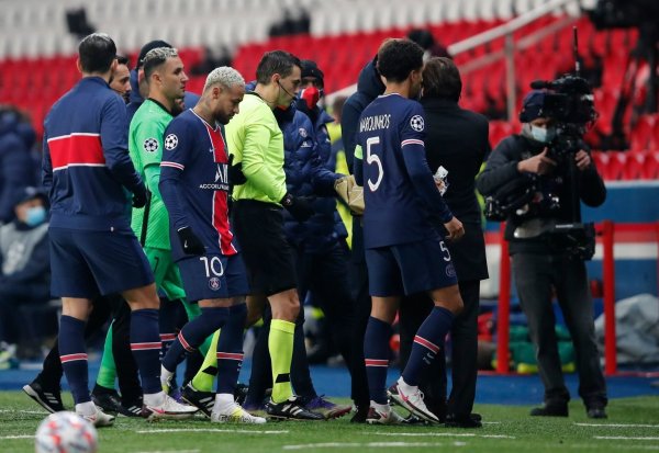 Spielabbruch - © Foto: Francois Mori/AP/dpa