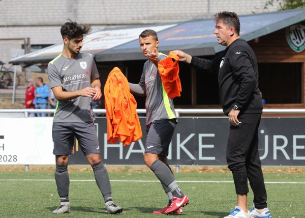 Der Trainer gibt das Leibchen weiter: Oerlinghausens Coach Miron Tadic versorgt Mikail Bas (links) und Kapitän Dawid Stroisz. - © Oliver König