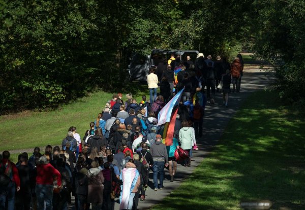 Der Trauerzug bewegt sich zum Urnengrab des an den Folgen einer Gewalttat verstorbenen Malte C. - © Bernd Thissen/dpa