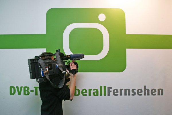 Das Fernsehen verändert sich: DVB-T macht Platz für den Nachfolger DVB-T2 HD, im Netz von Unitymedia endet die analoge Übertragung des Bildsignals. - © dpa